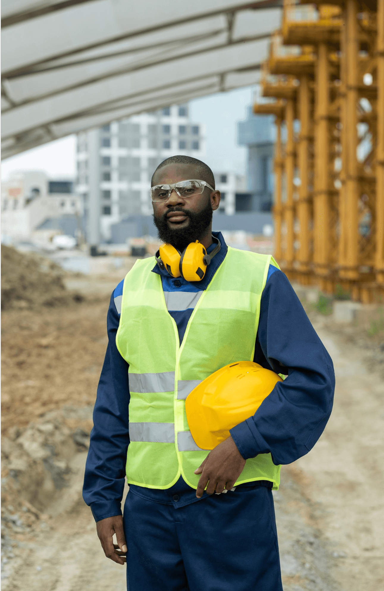 Photo d'un chef de chantier portant un casque dans le main